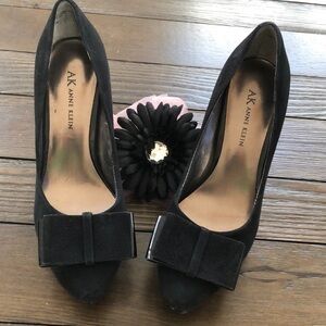 Anne Klein blk suede leather bowed platform heels